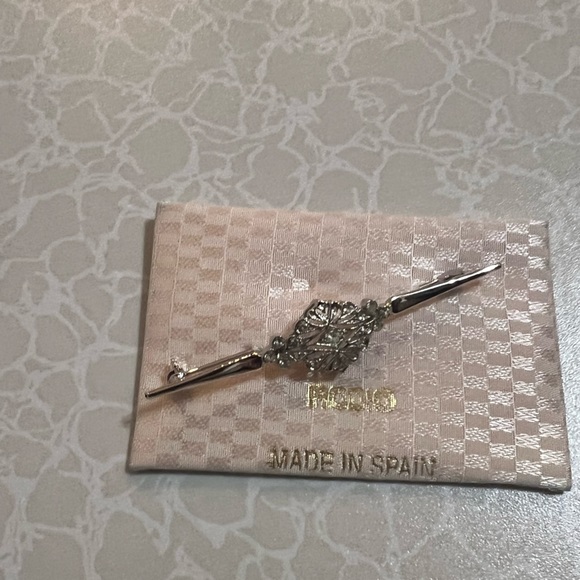 Brooch Silver with Diamond Design. Pin for women clothes size :2.5” - Picture 4 of 5